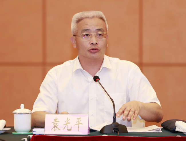 市委书记袁光平在座谈会上汇报儋州经济社会发展及相关工作情况.