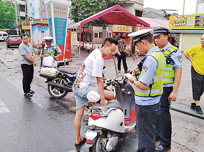 交警要求违规驾驶员发朋友圈求助。 记者 王家隆 摄 据《今日儋州》消息 5月7日,一条内容为本人因不戴安全帽,在伏波东路被交警叔叔查扣,在此反省自己的错误,保证不再犯,提醒所有的亲朋好友遵守交通规则,珍爱生命。的微信朋友圈引发市民热议,也成为当天好友圈中被围观点赞的对象。