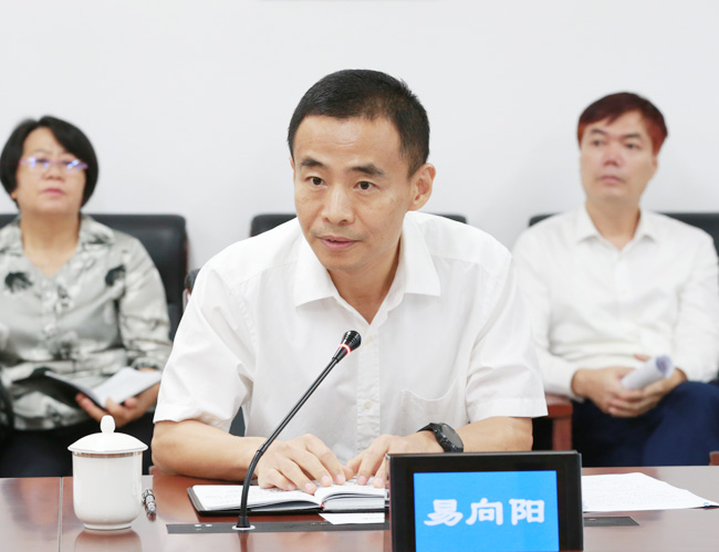 省公安厅党委委员,市委常委,公安局长易向阳主持座谈会.
