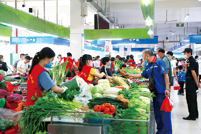 我市各农贸市场各类菜品琳琅满目,图为市民在中兴农贸市场购买蔬菜.
