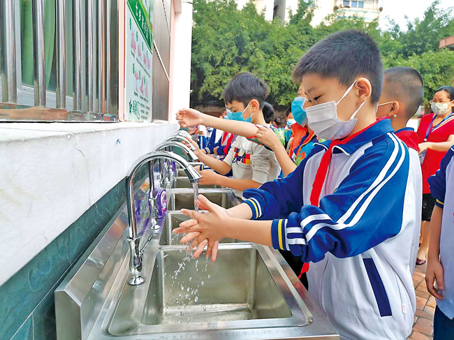 那大三小学生正在演练七步法洗手. 记者 符武月  摄