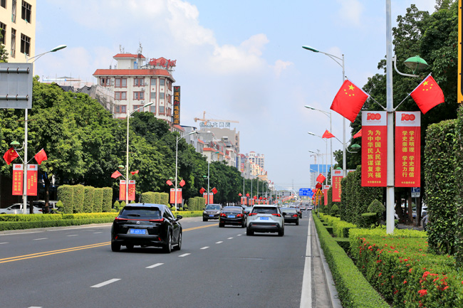 那大城区主要街道悬挂国旗迎国庆,营造出喜庆,祥和,浓厚的节日氛围