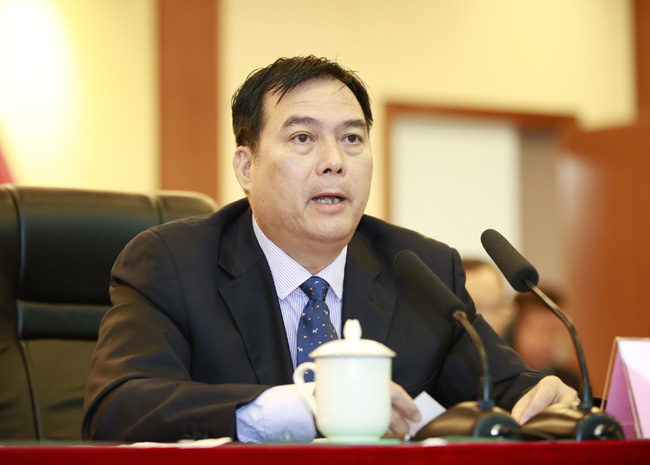 市政协副主席侯启江主持大会开幕.