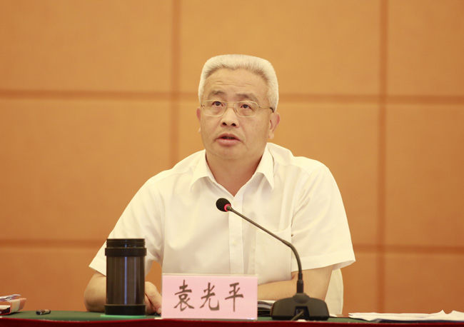 儋州新闻中心消息     4月29日,市委书记袁光平主持召开