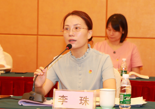团市委书记李珠向全会作工作报告.  记者   何万常   摄