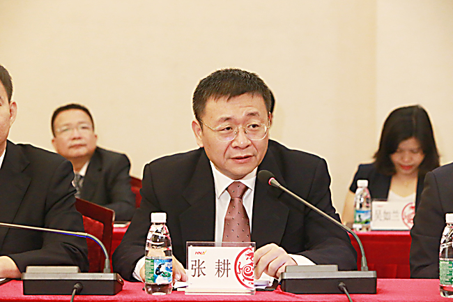 市委书记张耕致辞.