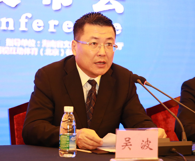 副市长吴波在新闻发布会上介绍恒大海花岛 2017年海南儋州国际马拉松