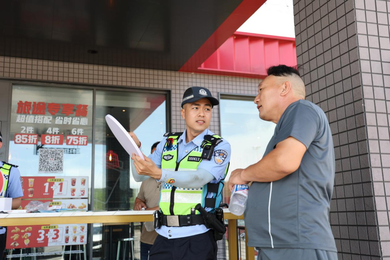 普法宣传｜儋州公安交警“移动普法小摊” 让交通安全“走新”更“走心”