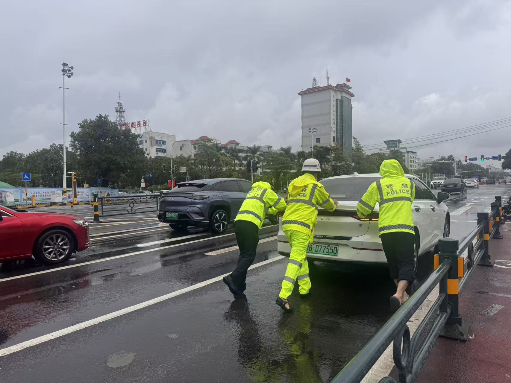 192小时！竭“警”所能—儋州公安交警圆满完成国庆、中秋“双节”交通安保工作