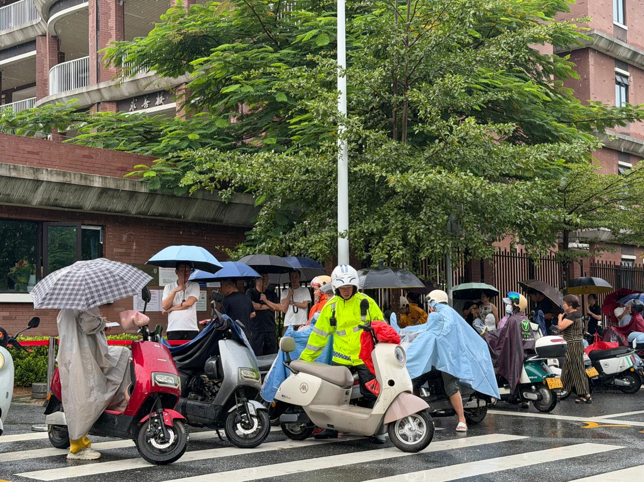 风雨值守保畅通 儋州公安交警全力护航雨天道路交通安全