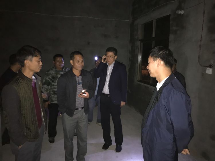 朱洪武还夜访贫困户阮志明,了解危改完工及搬迁入住情况,指岀,要及时