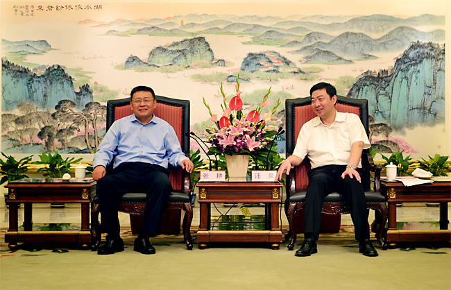 市委副书记、市长张耕与无锡市委副书记、市长汪泉在交谈