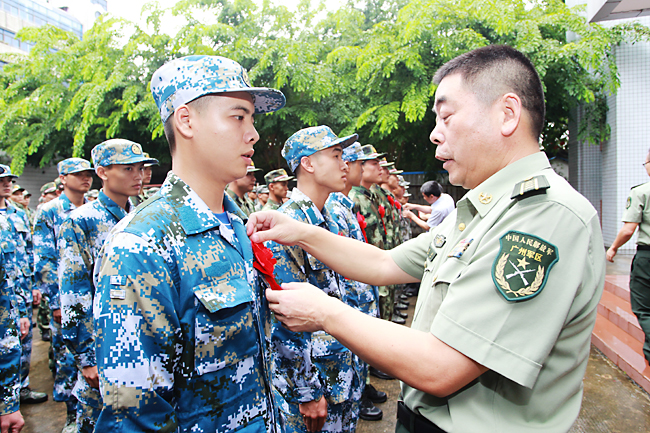 市委常委、人武部政委张云为新兵佩戴红花