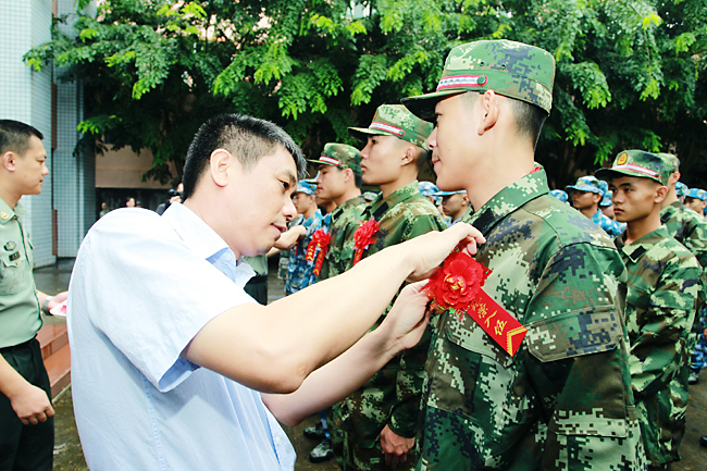 副市长张广英为新兵佩戴红花。