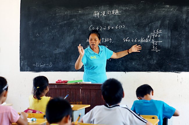 图为王金花老师在上课时给学生们讲解数学题